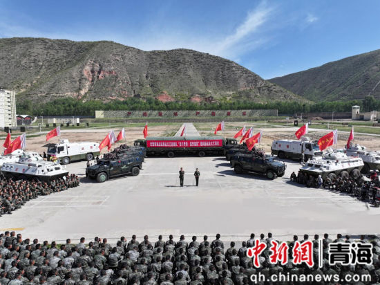 图为武警青海总队野战文艺轻骑队走进新兵团开展基层慰问巡演。 田国浩摄 图为武警青海总队野战文艺轻骑队走进新兵团开展基层慰问巡演。 田国浩摄