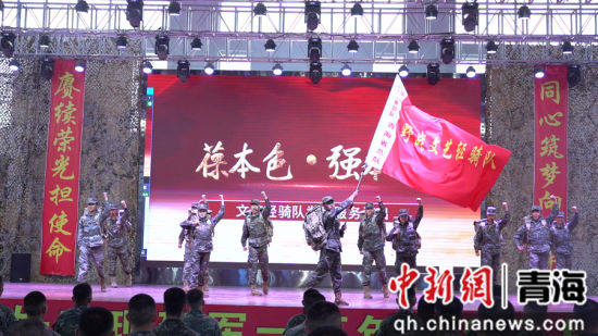 图为武警青海总队野战文艺轻骑队走进果洛支队开展基层慰问巡演。 田国浩摄 图为武警青海总队野战文艺轻骑队走进果洛支队开展基层慰问巡演。 田国浩摄