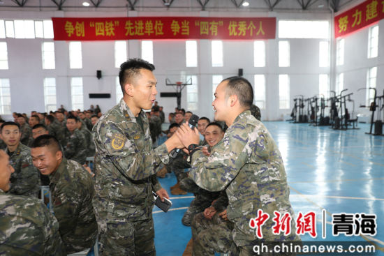 图为武警青海总队野战文艺轻骑队成员和果洛支队官兵互动 。 田国浩摄 图为武警青海总队野战文艺轻骑队成员和果洛支队官兵互动 。 田国浩摄