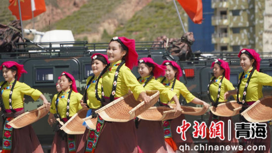 图为武警青海总队野战文艺轻骑队成员正在表演节目。 田国浩摄 图为武警青海总队野战文艺轻骑队成员正在表演节目。 田国浩摄