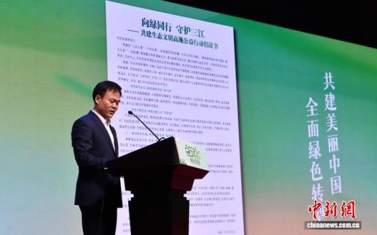 图为青海省委统战部有关负责人宣读倡议书。李嘉俊 摄 图为青海省委统战部有关负责人宣读倡议书。李嘉俊 摄