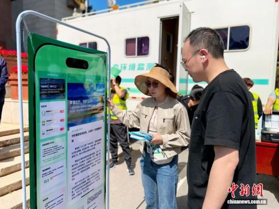 图为青海省蓝色第三极可持续发展实践中心工作人员杨艺(左)介绍“零塑出行”环保活动。祁绣娟 摄 图为青海省蓝色第三极可持续发展实践中心工作人员杨艺(左)介绍“零塑出行”环保活动。祁绣娟 摄