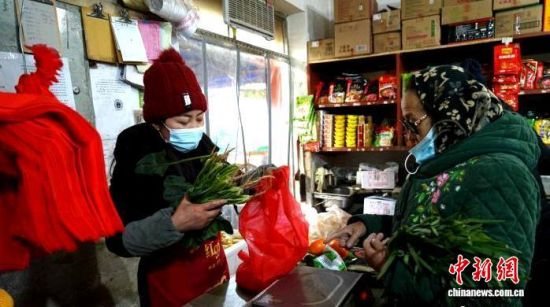 资料图为青海省海北州刚察县民众自觉使用环保购物袋。才项什姐 摄 资料图为青海省海北州刚察县民众自觉使用环保购物袋。才项什姐 摄