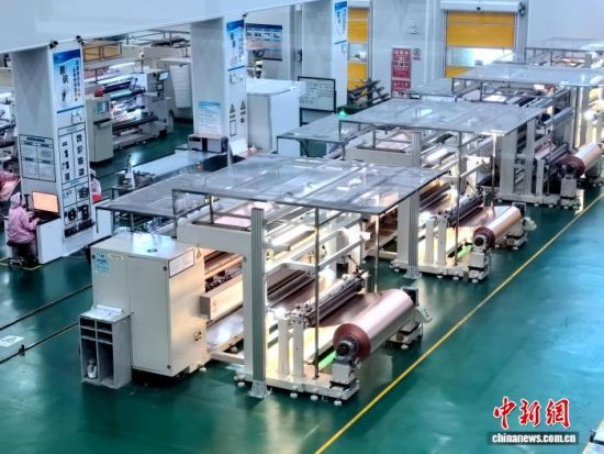 图为诺德股份青海诺德新材料有限公司薄如蝉翼的铜箔缓缓收卷。李隽 摄 图为诺德股份青海诺德新材料有限公司薄如蝉翼的铜箔缓缓收卷。李隽 摄
