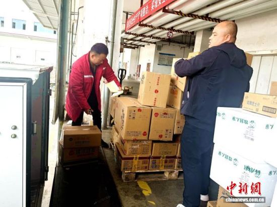 图为冷链集配产业园内工人正在装货。李隽 摄 图为冷链集配产业园内工人正在装货。李隽 摄