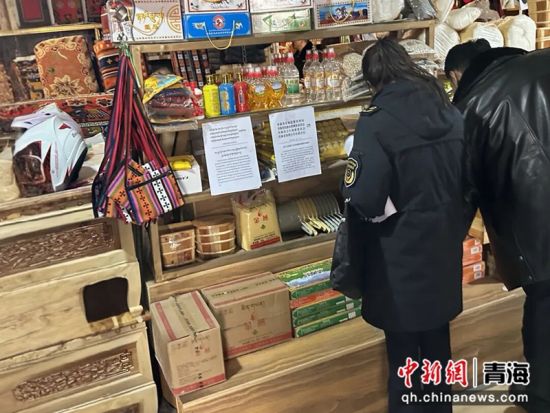 图为市场监管工作人员在基层开展例行检查。李庆摄 图为市场监管工作人员在基层开展例行检查。李庆摄