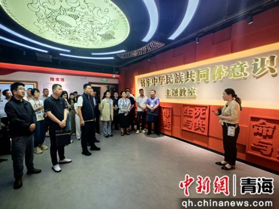 资料图为2025年4月23日,青海省铸牢中华民族共同体意识暨创建全国民族团结进步示范省培训班学员在广西社会主义学院铸牢主题教室参加沉浸式教学。受访单位供图 资料图为2025年4月23日,青海省铸牢中华民族共同体意识暨创建全国民族团结进步示范省培训班学员在广西社会主义学院铸牢主题教室参加沉浸式教学。受访单位供图