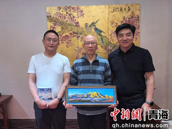 资料图为果洛州统战部工作人员赴青岛市看望慰问果洛藏族自治州铸牢中华民族共同体意识宣传大使杨志军(中)。受访单位供图 资料图为果洛州统战部工作人员赴青岛市看望慰问果洛藏族自治州铸牢中华民族共同体意识宣传大使杨志军(中)。受访单位供图