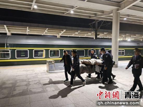 图为格尔木站派出所民警合力护送伤者。青藏铁路公安局格尔木公安处供图 图为格尔木站派出所民警合力护送伤者。青藏铁路公安局格尔木公安处供图