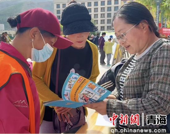 图为工作人员宣讲《中华人民共和国档案法实施条例》。朱宇莹供图 图为工作人员宣讲《中华人民共和国档案法实施条例》。朱宇莹供图