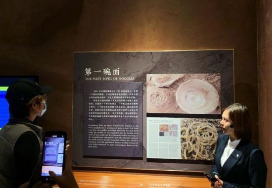 2021年10月17日,参观者在青海省民和县喇家遗址博物馆内听讲解员介绍距今已有4000多年历史的“第一碗面”。中新社记者 马铭言 摄 2021年10月17日,参观者在青海省民和县喇家遗址博物馆内听讲解员介绍距今已有4000多年历史的“第一碗面”。中新社记者 马铭言 摄