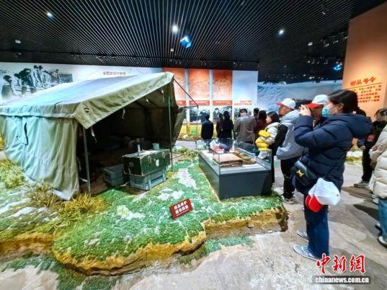 资料图为青海省先进工作者代表在原子城纪念馆参观。李隽 摄 资料图为青海省先进工作者代表在原子城纪念馆参观。李隽 摄