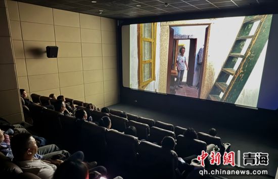 图为侨务干部观看影片。祁绣娟 摄 图为侨务干部观看影片。祁绣娟 摄