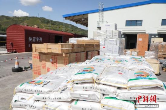 6月3日,在青海省西宁市青藏铁路物流中心双寨铁路货场内,发往西藏的货物等待装车。 马铭言 摄 6月3日,在青海省西宁市青藏铁路物流中心双寨铁路货场内,发往西藏的货物等待装车。 马铭言 摄