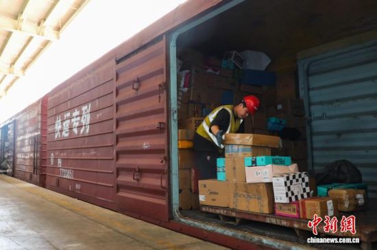 6月3日,在青海省西宁市青藏铁路物流中心双寨铁路货场内,工作人员装运发往西藏的货物。 马铭言 摄 6月3日,在青海省西宁市青藏铁路物流中心双寨铁路货场内,工作人员装运发往西藏的货物。 马铭言 摄