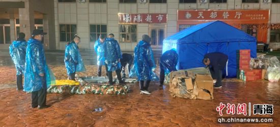 农行海西分行应急救援专班人员在雨中搭建帐篷。张亮 摄 农行海西分行应急救援专班人员在雨中搭建帐篷。张亮 摄
