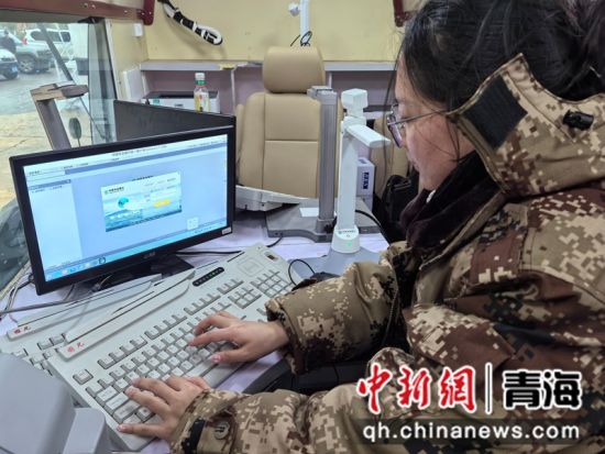 农行海西分行工作人员在“三农”服务车登录系统。孙重芳 摄 农行海西分行工作人员在“三农”服务车登录系统。孙重芳 摄