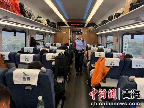 图为乘警开展旅客安抚与安全宣传工作。格尔木铁路公安处供图 图为乘警开展旅客安抚与安全宣传工作。格尔木铁路公安处供图
