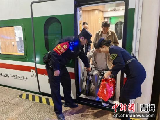 图为民警帮助腿脚不便旅客下车。格尔木铁路公安处供图 图为民警帮助腿脚不便旅客下车。格尔木铁路公安处供图