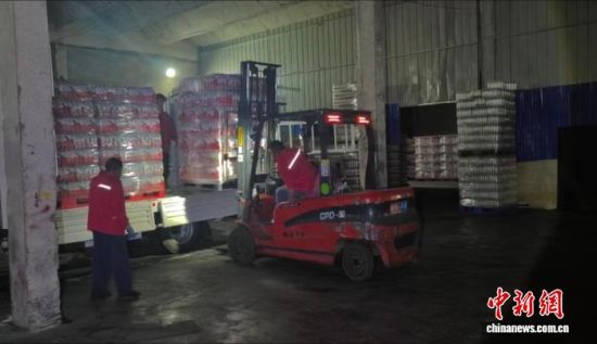 图为物资正在装车。沈宇供图 图为物资正在装车。沈宇供图