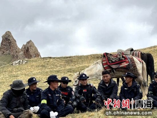 图为民辅警开展虫草季巡查工作。杂多县公安局治安管理大队供图 图为民辅警开展虫草季巡查工作。杂多县公安局治安管理大队供图