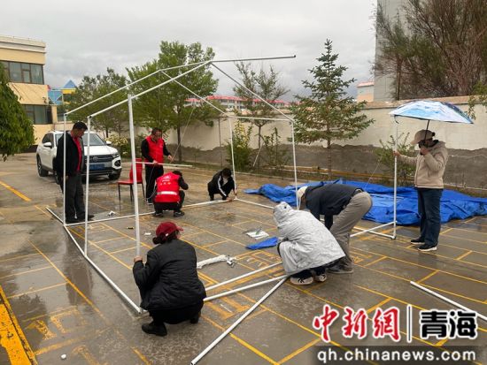 海西州局(公司)“昆仑先锋”志愿服务队在大柴旦行委局院内搭建救灾帐篷。青海烟草供图 海西州局(公司)“昆仑先锋”志愿服务队在大柴旦行委局院内搭建救灾帐篷。青海烟草供图