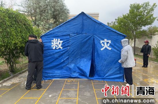 海西州局(公司)“昆仑先锋”志愿服务队在大柴旦行委局院内搭建救灾帐篷。青海烟草供图 海西州局(公司)“昆仑先锋”志愿服务队在大柴旦行委局院内搭建救灾帐篷。青海烟草供图