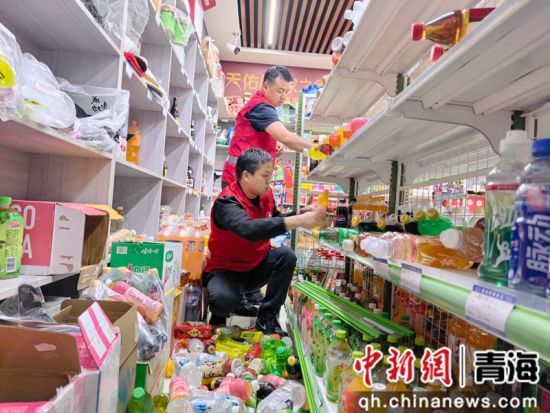 海西州局(公司)“昆仑先锋”志愿服务队整理货架。青海烟草供图 海西州局(公司)“昆仑先锋”志愿服务队整理货架。青海烟草供图