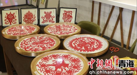 图为展示剪纸技艺。同仁市委宣传部供图 图为展示剪纸技艺。同仁市委宣传部供图