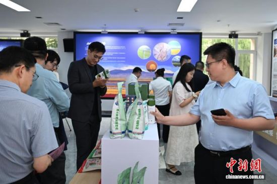 青海外贸优品展示推介暨援青之果发布系列活动现场,大家纷纷选购“青海好物”。刘益伶 摄 青海外贸优品展示推介暨援青之果发布系列活动现场,大家纷纷选购“青海好物”。刘益伶 摄