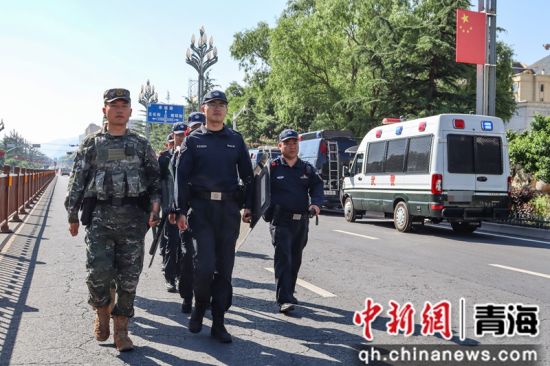 图为官兵与公安进行流动巡逻。周飞虎 摄 图为官兵与公安进行流动巡逻。周飞虎 摄