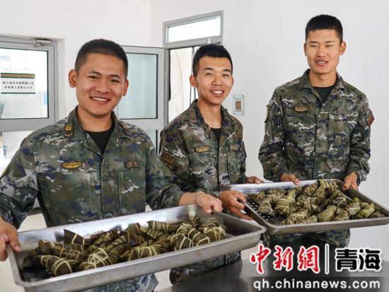 图为该中队组织官兵开展包粽子活动。王旭豪 摄 图为该中队组织官兵开展包粽子活动。王旭豪 摄