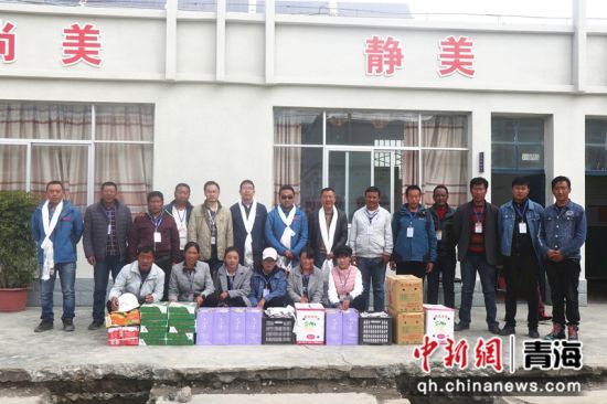 教师节慰问当地教师。图片均由水电基础局供图。 教师节慰问当地教师。图片均由水电基础局供图。