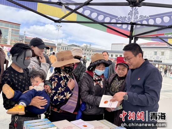 图为果洛州统战部工作人员龙智(右一)向民众宣讲《中华人民共和国民族团结进步促进法》。祁绣娟摄 图为果洛州统战部工作人员龙智(右一)向民众宣讲《中华人民共和国民族团结进步促进法》。祁绣娟摄