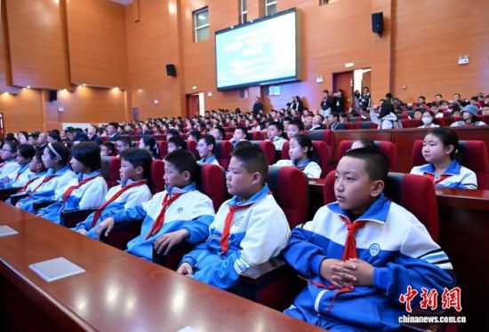 图为当地学生代表认真听讲座。李隽 摄 图为当地学生代表认真听讲座。李隽 摄