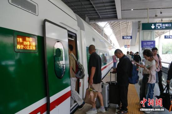 7月1日,西宁火车站站台上,搭乘西宁至北京西D102次动力集中型动卧首发列车的乘客进站乘车。 马铭言 摄 7月1日,西宁火车站站台上,搭乘西宁至北京西D102次动力集中型动卧首发列车的乘客进站乘车。 马铭言 摄