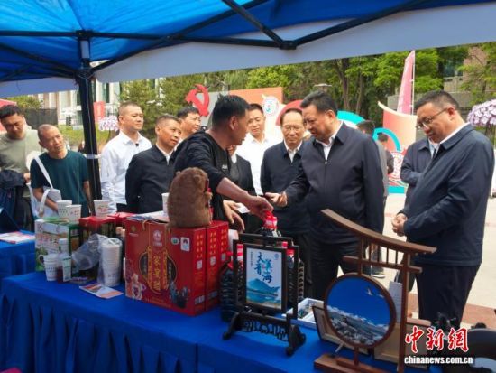 图为与会领导和民众参观“三交共富”一体化展区。胡贵龙 摄 图为与会领导和民众参观“三交共富”一体化展区。胡贵龙 摄