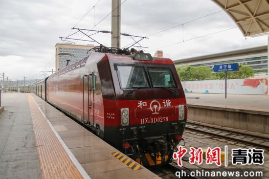 图为运行63年的西宁至北京Z151次绿皮列车抵达西宁站。 马铭言摄 图为运行63年的西宁至北京Z151次绿皮列车抵达西宁站。 马铭言摄