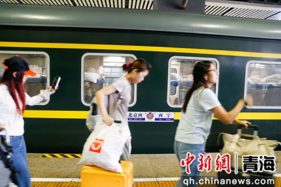 图为运行63年的西宁至北京Z151次绿皮列车抵达西宁站,旅客下车。 马铭言摄 图为运行63年的西宁至北京Z151次绿皮列车抵达西宁站,旅客下车。 马铭言摄