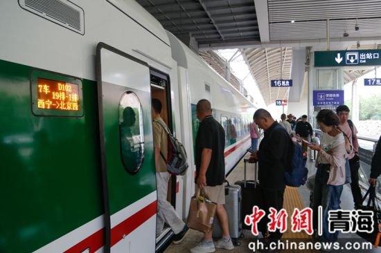 图为西宁火车站站台上,搭乘西宁至北京西D102次动力集中型动卧首发列车的乘客进站乘车。 马铭言摄 图为西宁火车站站台上,搭乘西宁至北京西D102次动力集中型动卧首发列车的乘客进站乘车。 马铭言摄