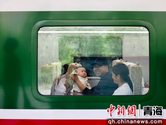 图为旅客乘坐D102次列车。 李磊摄 图为旅客乘坐D102次列车。 李磊摄