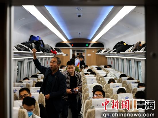 图为乘坐西宁至北京西D102次列车的旅客登车。 李磊摄 图为乘坐西宁至北京西D102次列车的旅客登车。 李磊摄