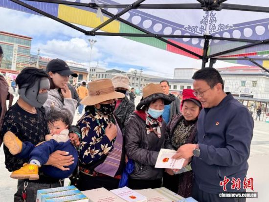 图为青海省果洛州委统战部工作人员龙智多杰(右一)向民众宣讲《中华人民共和国民族团结进步促进法》。祁绣娟摄 图为青海省果洛州委统战部工作人员龙智多杰(右一)向民众宣讲《中华人民共和国民族团结进步促进法》。祁绣娟摄