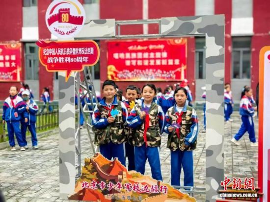 资料图为北京青少年服务中心联合北京青海玉树指挥部、共青团玉树州委、玉树州教育局共同开展的2025年少先队仪式教育能力提升项目——北京市少年军校玉树行活动在玉树市启动。胡贵龙 摄 资料图为北京青少年服务中心联合北京青海玉树指挥部、共青团玉树州委、玉树州教育局共同开展的2025年少先队仪式教育能力提升项目——北京市少年军校玉树行活动在玉树市启动。胡贵龙 摄