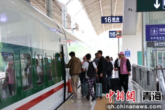 图为7月1日,旅客在西宁站乘车。 青藏集团公司供图 图为7月1日,旅客在西宁站乘车。 青藏集团公司供图