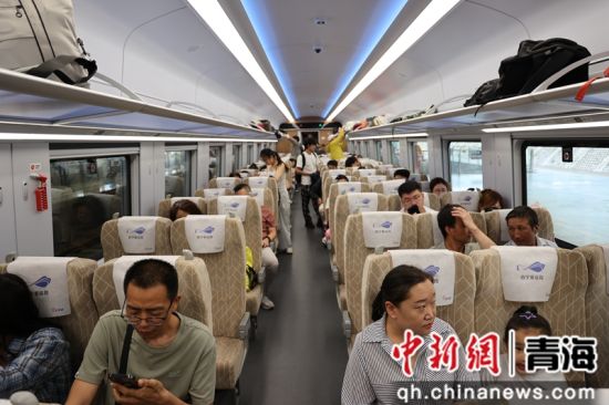 图为7月1日,旅客在西宁站乘车出行。 青藏集团公司供图 图为7月1日,旅客在西宁站乘车出行。 青藏集团公司供图