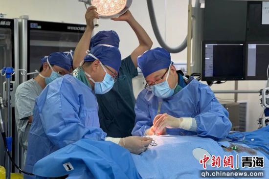 图为手术现场。黄锦汇 摄 图为手术现场。黄锦汇 摄
