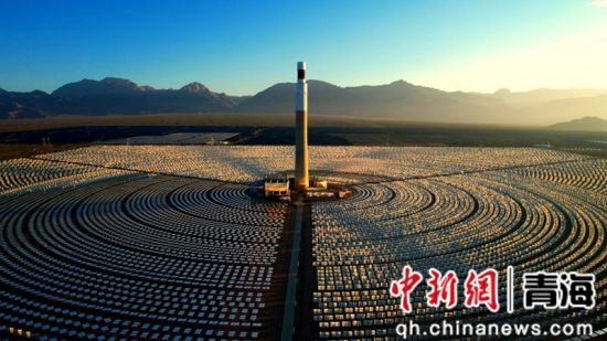 图为德令哈新能源产业基地。海西州委网信办 供图 图为德令哈新能源产业基地。海西州委网信办 供图