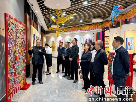 图为与会人员参观西宁市文化馆。祁绣娟 摄 图为与会人员参观西宁市文化馆。祁绣娟 摄