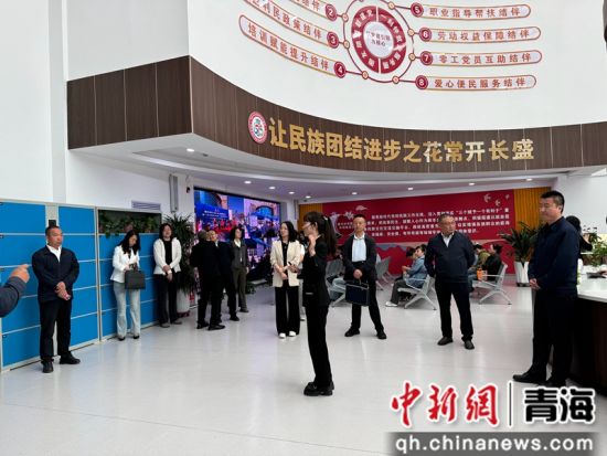 图为与会人员参观“东城・共富工坊”零工市场。祁绣娟 摄 图为与会人员参观“东城・共富工坊”零工市场。祁绣娟 摄